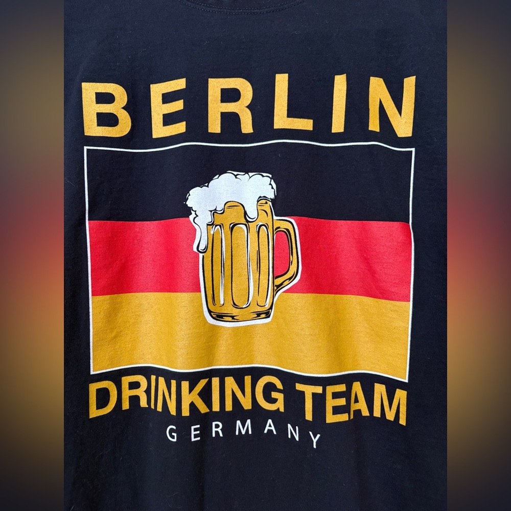 Fruit of the Loom Berlin Drinking Team Germany Tee - Black with Yellow & Red - Picture 2 of 8